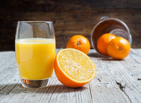 12- Batido de para suministrar proteínas naranja, yogurt y frutas congeladas_opt